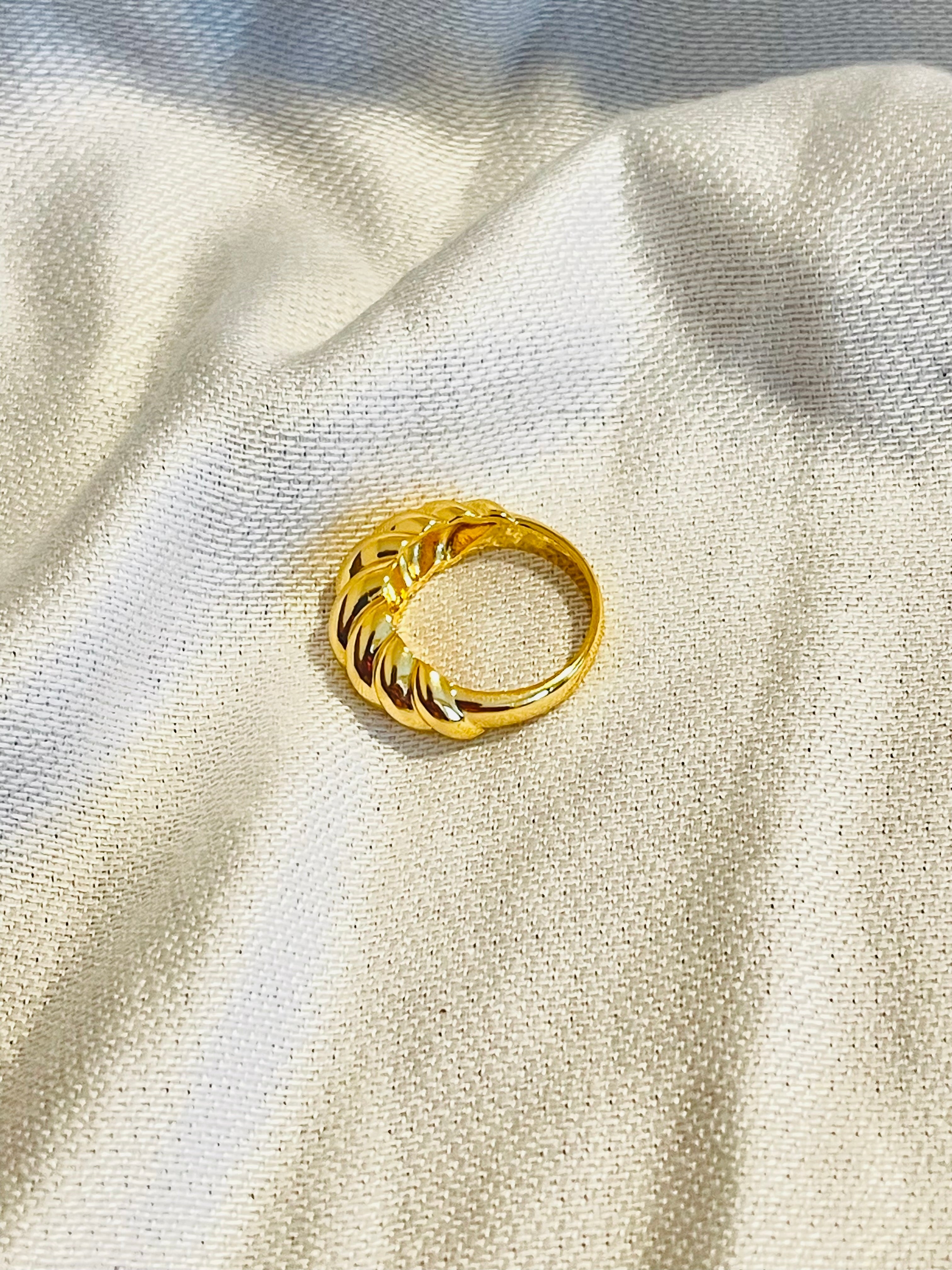 AROMA GOLD CROISSANT RING