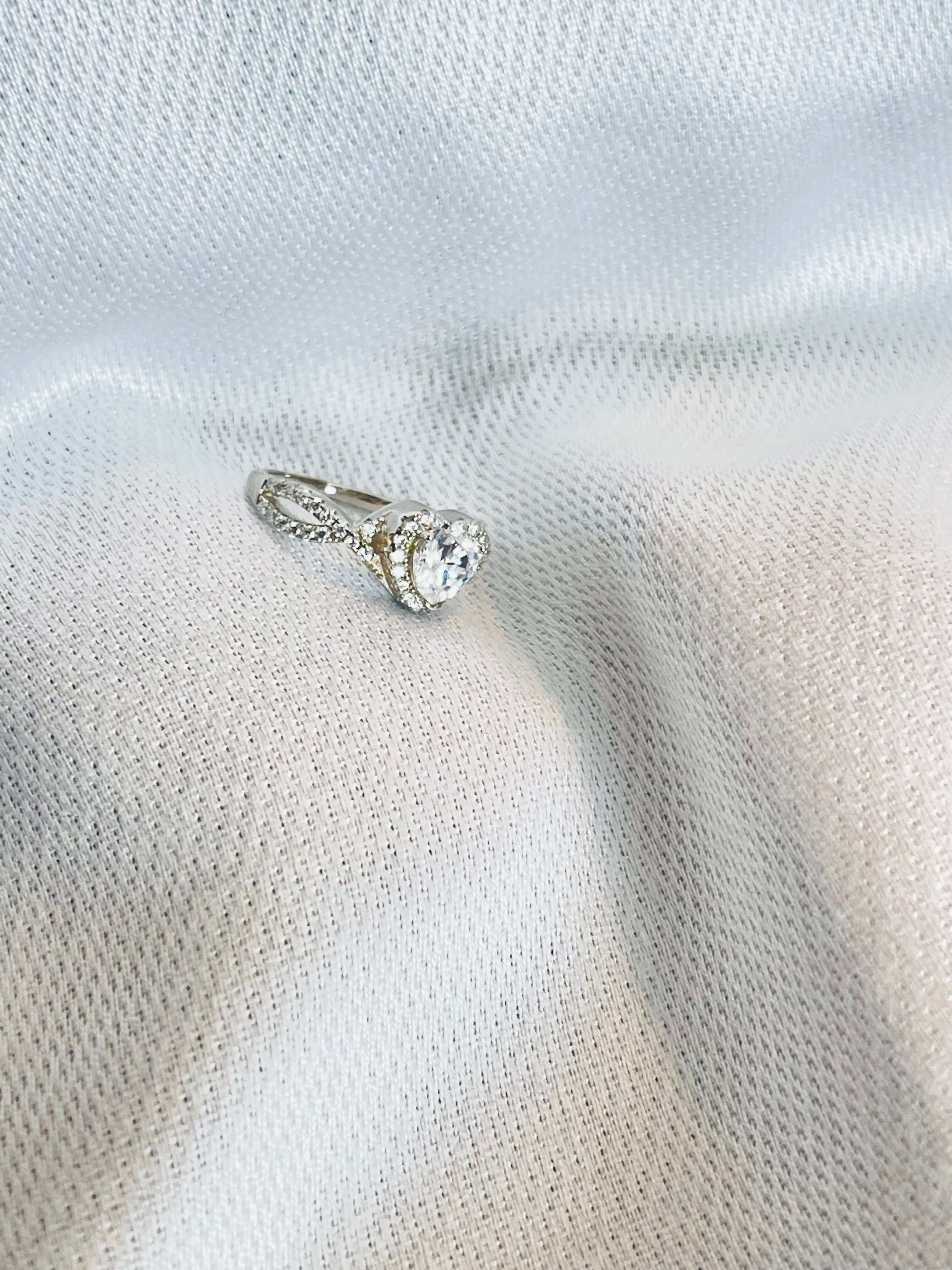 LOVY SILVER GEMSTONE RING