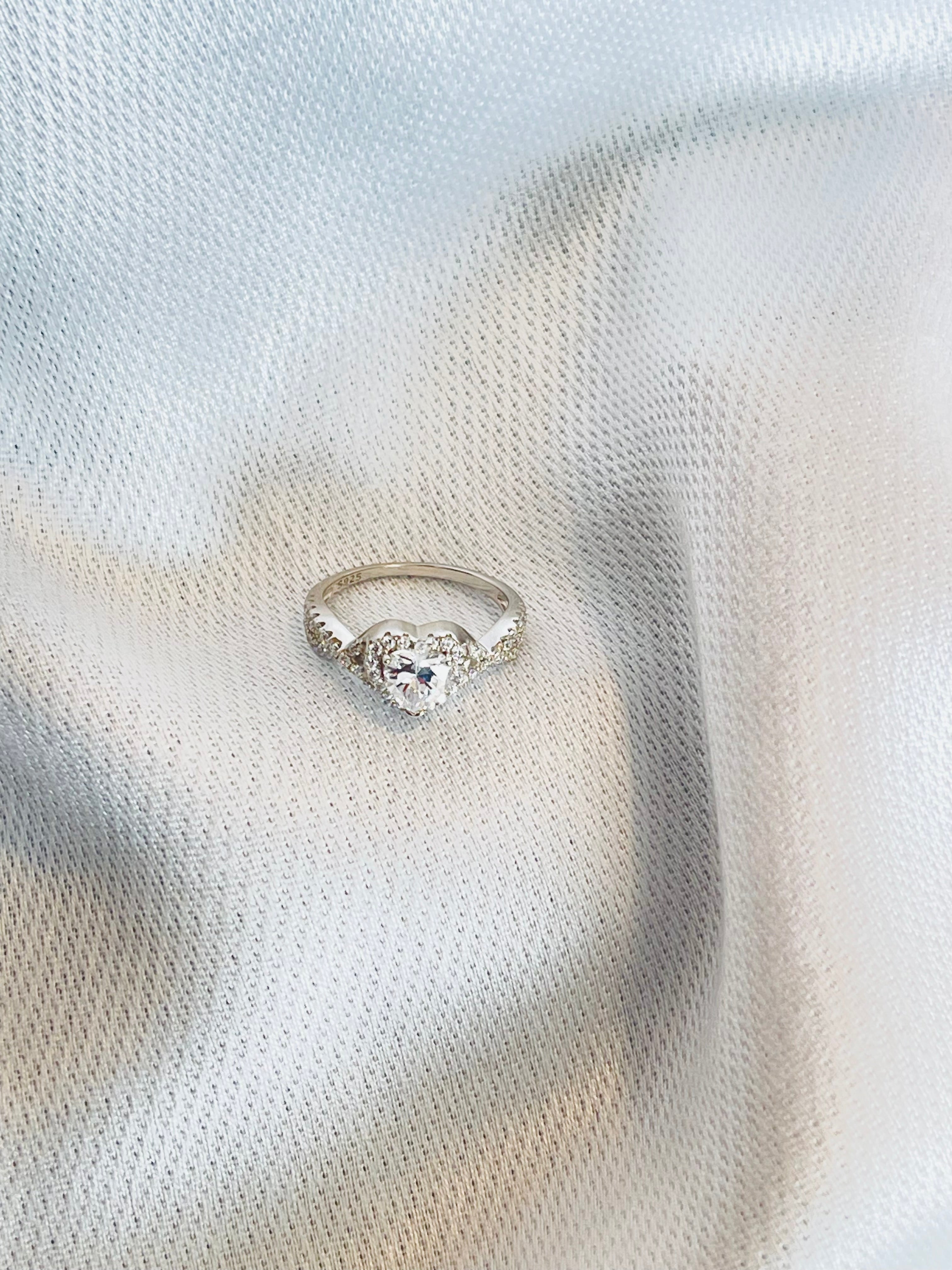 LOVY SILVER GEMSTONE RING